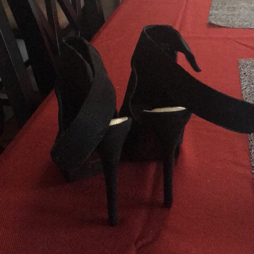 Shoes - Picture 3 of 4